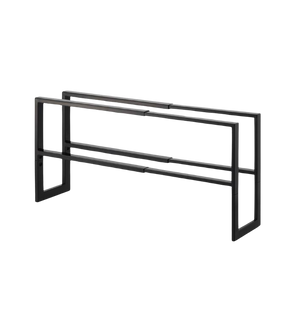 Een minimalistische, zwarte metalen handdoekhouder met twee parallelle stangen en rechthoekige zijpanelen, in de stijl van de YAMAZAKI LINE uitschuifbare schoenenrek - zwart op een witte achtergrond.