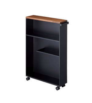 De YAMAZAKI TOWER opbergwagen met handgreep in zwart heeft twee legplanken, een vlak houten blad, een slank ontwerp voor kleine ruimtes en vier wieltjes voor makkelijk verplaatsen – perfect voor elke ruimte.