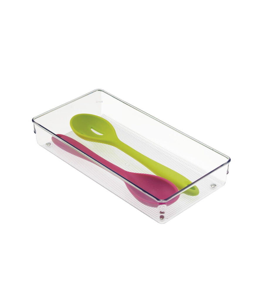 Groene en roze lepels in een rechthoekig plastic doosje op een witte achtergrond.
