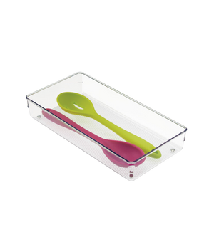 Groene en roze lepels in een rechthoekig plastic doosje op een witte achtergrond.