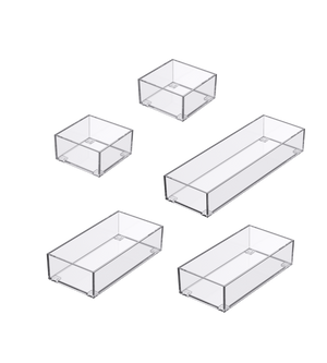 De BNB x VCN lade-organizerset SLIDE (5-delig) bestaat uit vijf doorzichtige, rechthoekige bakjes in verschillende maten met transparante zijkanten en een open bovenkant – ideaal om je lades netjes en stijlvol te houden.