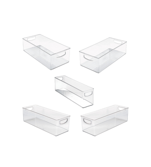 De iDesign keukenset MINI (5-delig) bestaat uit vijf overzichtelijke, rechthoekige keukenhulpjes met ingebouwde handvatten, die perfect zijn als stapelbare opbergoplossingen voor voorraadkasten of aanrechtbladen.