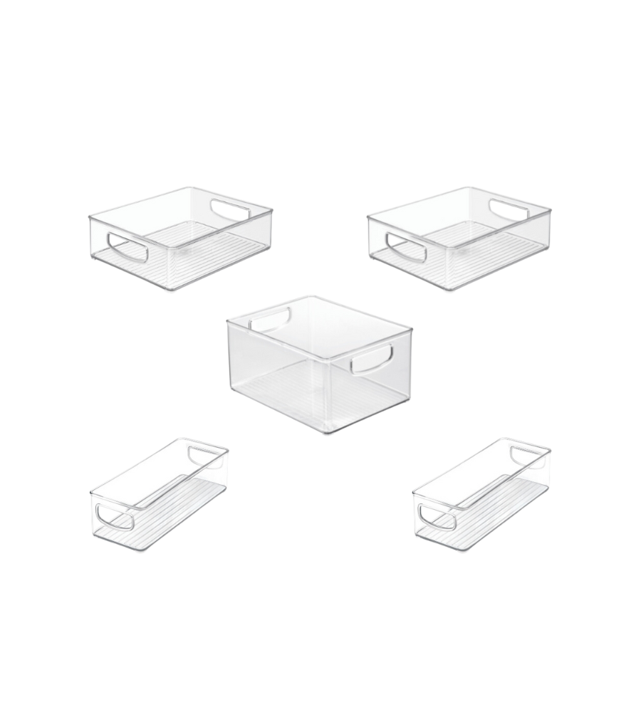 De iDesign koelkastset MINI (5-delig) bestaat uit vijf doorzichtige, stapelbare bakjes met handvatten – een grote in het midden en vier kleinere eromheen – die perfect zijn om je koelkast netjes te houden en allemaal op een strakke witte achtergrond staan.