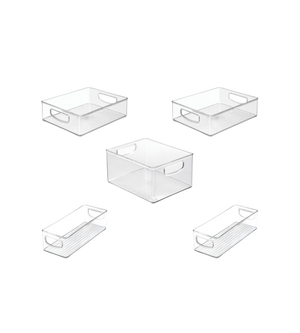 De iDesign koelkastset MINI (5-delig) bestaat uit vijf doorzichtige, stapelbare bakjes met handvatten – een grote in het midden en vier kleinere eromheen – die perfect zijn om je koelkast netjes te houden en allemaal op een strakke witte achtergrond staan.