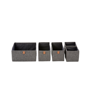 De PREMIUM Organizer Grijs - Set van 5 stuks van Love it Store it bestaat uit grijze stoffen bakjes met bruine, vierkante etiketten, die netjes op een rij staan op een witte achtergrond.