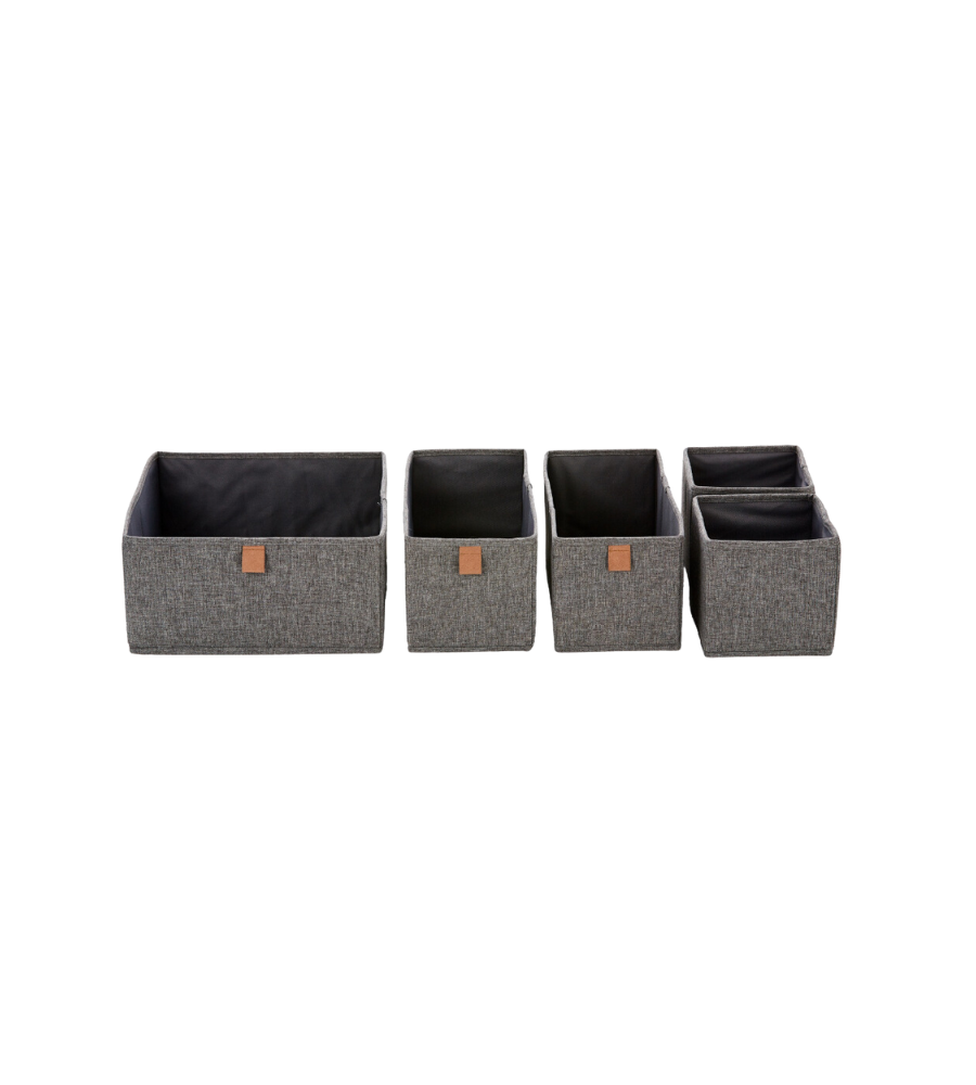 De PREMIUM Organizer Grijs - Set van 5 stuks van Love it Store it bestaat uit grijze stoffen bakjes met bruine, vierkante etiketten, die netjes op een rij staan op een witte achtergrond.