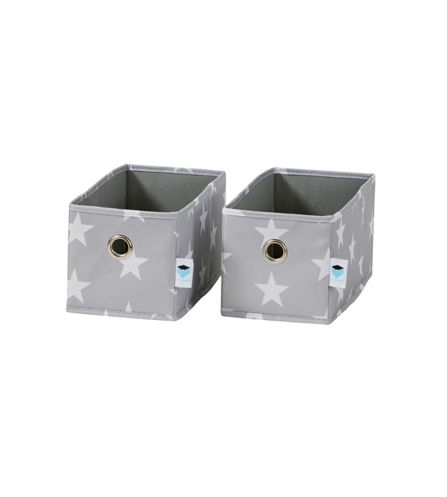 De Love it Store it STAR Organizer smal grijs - set van 2 stuks bestaat uit twee grijze opbergbakken met witte sterren, ronde handvatten met metalen oogjes en etiketten op de voorkant – perfect als organizer voor de kinderkamer. Beide zijn naast elkaar afgebeeld op een witte achtergrond.