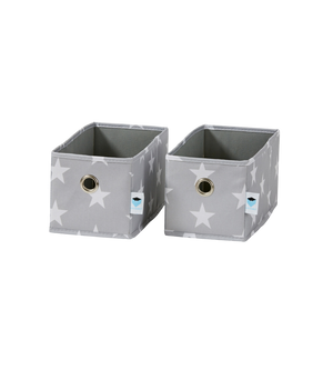 De Love it Store it STAR Organizer smal grijs - set van 2 stuks bestaat uit twee grijze opbergbakken met witte sterren, ronde handvatten met metalen oogjes en etiketten op de voorkant – perfect als organizer voor de kinderkamer. Beide zijn naast elkaar afgebeeld op een witte achtergrond.
