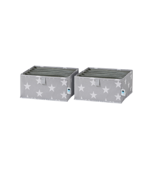 Twee grijze STAR Organizer-bakken met 6 vakken (set van 2) van Love it Store it, elk met een wit sterrenpatroon, staan naast elkaar afgebeeld op een witte achtergrond – ideaal opbergmateriaal voor de kinderkamer, met een open bovenkant en zichtbare naden.
