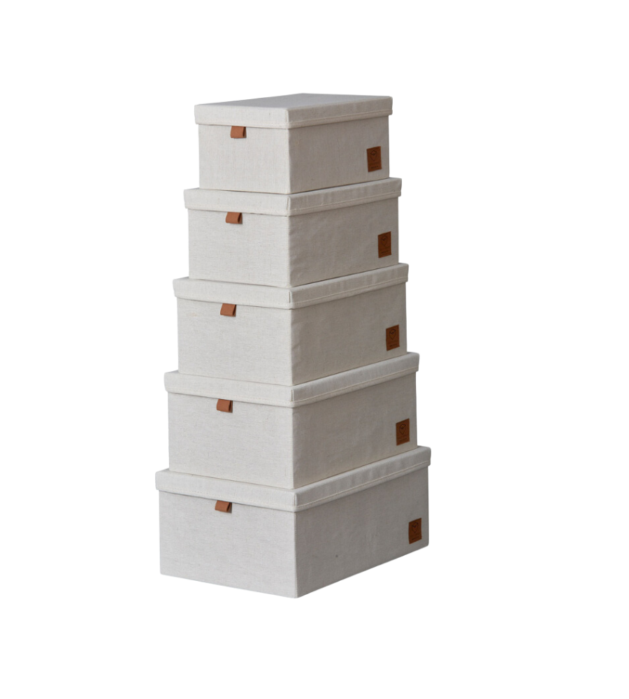 Een set van vijf beige PREMIUM opbergdozen met deksel van Love it Store it, in verschillende maten met verstevigde kartonnen wanden en bruine treklipjes – ideaal om je huis op orde te houden.