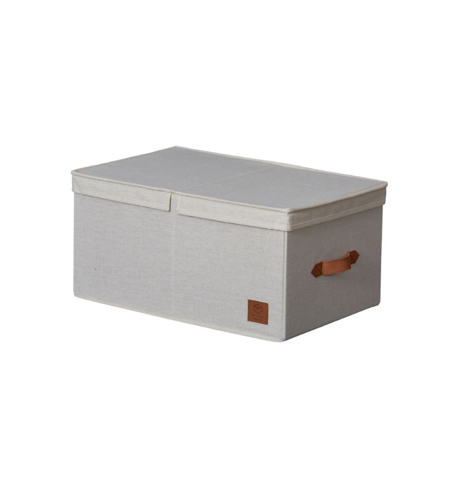 De PREMIUM opbergdoos met klapdeksel - Beige van Love it Store it is een rechthoekige opbergdoos met een opzetdeksel, een bruine handgreep aan de zijkant en een patch op de voorkant, afgebeeld tegen een eenvoudige witte achtergrond.