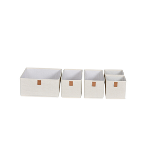 Vier beige opbergmanden met bruine handvatten staan naast elkaar op een zwarte achtergrond.