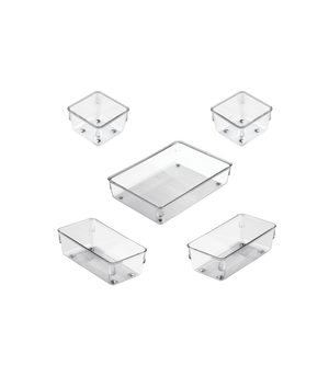 Op een witte achtergrond staan vijf doorzichtige, rechthoekige plastic bakjes uit de iDesign-ladesorteerset LINUS (5-delig) afgebeeld – perfect om orde te scheppen in de lades bij je thuis of op kantoor.