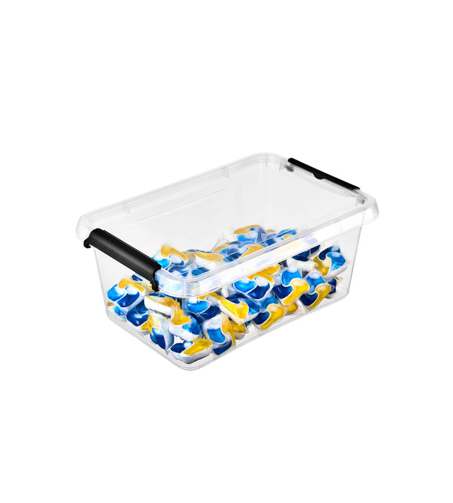 De Orplast SimpleStore Box (29x20x12 cm, 4,5 l), een doorzichtige BPA-vrije opbergdoos met zwarte handvatten, staat afgebeeld tegen een eenvoudige witte achtergrond en is gevuld met blauwe, gele en witte wascapsules.