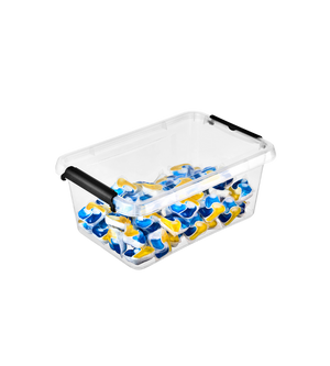 De Orplast SimpleStore Box (29x20x12 cm, 4,5 l), een doorzichtige BPA-vrije opbergdoos met zwarte handvatten, staat afgebeeld tegen een eenvoudige witte achtergrond en is gevuld met blauwe, gele en witte wascapsules.