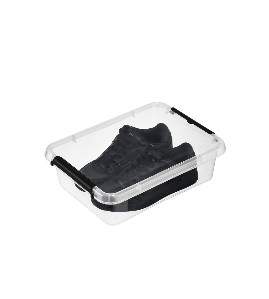 Een paar zwarte sneakers in een Orplast SimpleStore-doos (39x29x11 cm, 8,5 l), BPA-vrij en stapelbaar met zwarte handvatten, wordt gepresenteerd tegen een eenvoudige witte achtergrond.