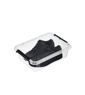 Een paar zwarte sneakers in een Orplast SimpleStore-doos (39x29x11 cm, 8,5 l), BPA-vrij en stapelbaar met zwarte handvatten, wordt gepresenteerd tegen een eenvoudige witte achtergrond.
