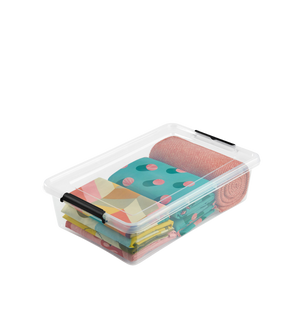 De Orplast SimpleStore Box BEDROLLER (58x39x16 cm, 29 l), BPA-vrij met zwarte sluitingen, is voorzien van kleurrijke stoffen en een roze doek – perfect om onder je bed spullen in op te bergen tegen een witte achtergrond.