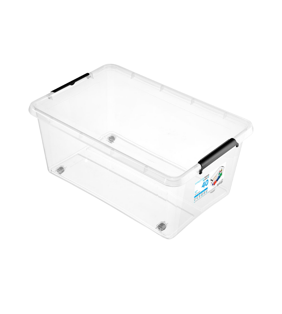 Een doorzichtige, BPA-vrije Orplast SimpleStore Box WHEEL (58x39x25 cm, 40 l) met zwarte handgrepen aan de zijkant staat leeg op een witte achtergrond. Er zit een etiket met productinformatie op. Perfect om spullen te ordenen en stapelbaar met andere boxen.