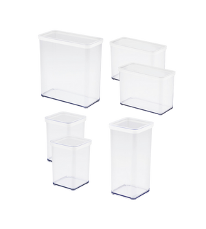 Op een witte achtergrond staan zes doorzichtige, rechthoekige plastic bakjes uit de LOFT-voorraadbussenset (6-delig) van Rotho, elk met een wit deksel. Ze variëren in grootte en zijn ideaal om je voorraadkast te organiseren.