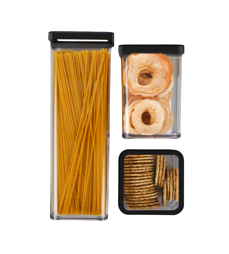 Drie doorzichtige bakjes met zwarte deksels bevatten spaghetti, appelringen en crackers tegen een neutrale achtergrond.