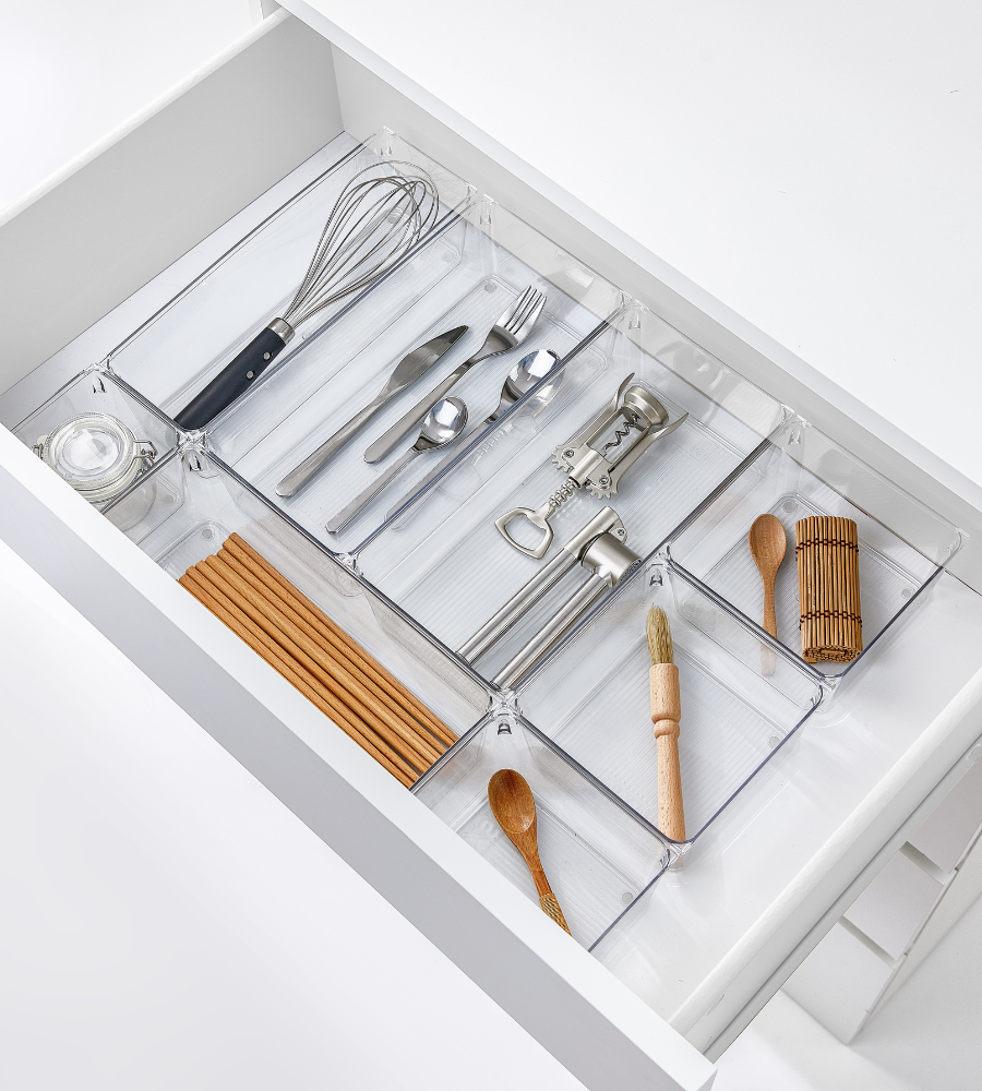 Met de BNB x VCN-ladesorteerder - set KLAR - HOCH (8-delig) kun je in een keukenlade spullen zoals gardes, bestek, kurkentrekkers, kooklepels, kwasten, eetstokjes en een bamboe-sushimat netjes opbergen.