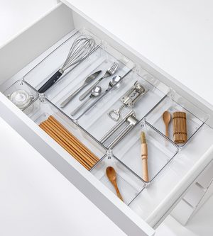 Met de BNB x VCN-ladesorteerder - set KLAR - HOCH (8-delig) kun je in een keukenlade spullen zoals gardes, bestek, kurkentrekkers, kooklepels, kwasten, eetstokjes en een bamboe-sushimat netjes opbergen.