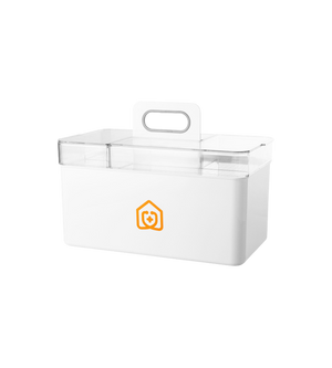 De BNB x VCN medicijnorganizer wit is een witte, rechthoekige pillendoos met een doorzichtig deksel, een handvat in het midden en een oranje huislogo – ideaal voor het bewaren van medicijnen. Hij is afgebeeld op een eenvoudige witte achtergrond.