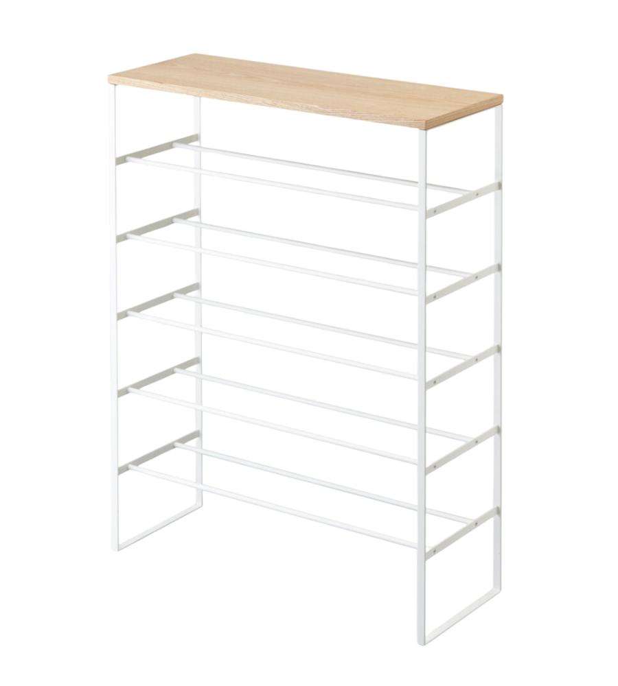 De TOWER schoenenrek van hout - wit van YAMAZAKI is een minimalistisch, ruimtebesparend schoenenrek met een lichte houten plank en een wit metalen frame met vijf planken tegen een witte achtergrond.