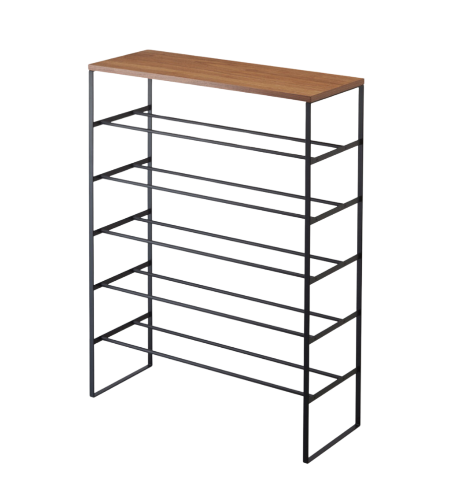 De TOWER schoenenrek van hout - zwart van YAMAZAKI biedt ruimtebesparende schoenenopslag op 6 open niveaus, met een zwart metalen frame en een houten plank.