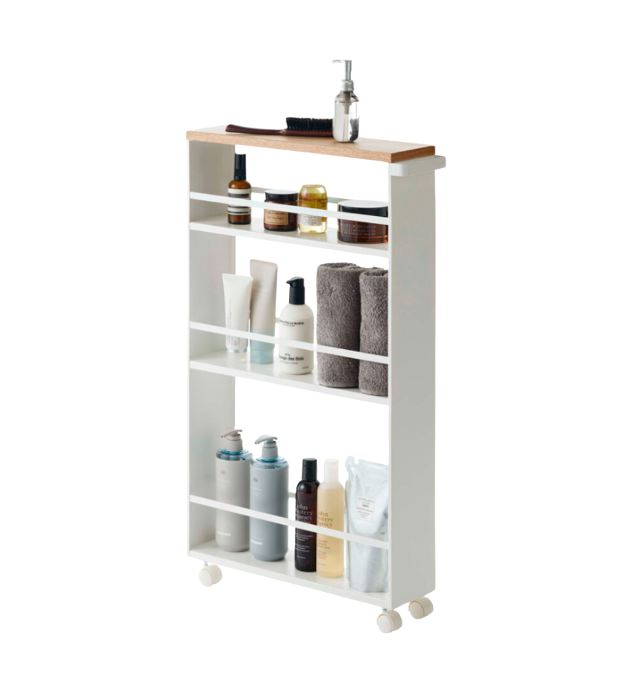Rek op wieltjes met verzorgingsproducten en handdoeken, drie niveaus met wit frame en houten plank.