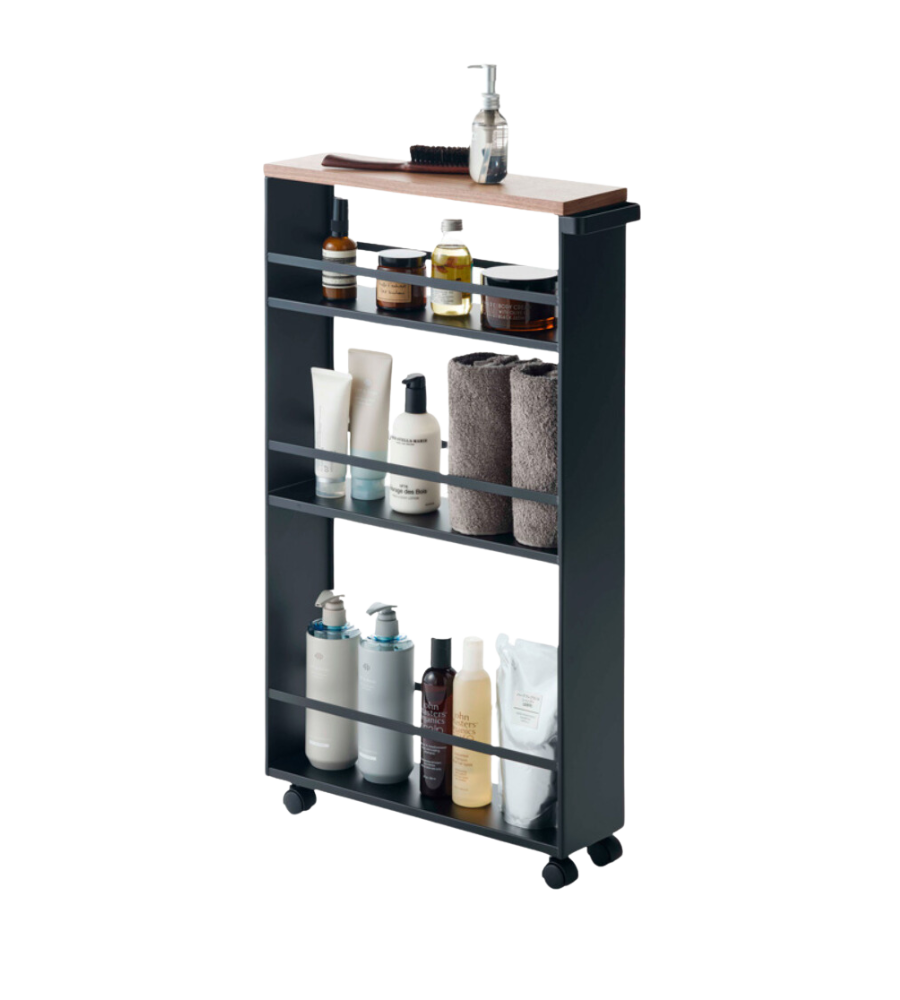 De TOWER-keukentrolley met handgreep van YAMAZAKI in zwart biedt stijlvolle opbergruimte voor flessen, handdoeken en zeepdispensers. Met vier planken en een houten blad zorgt hij voor een chique accent tegen een strakke, witte achtergrond.
