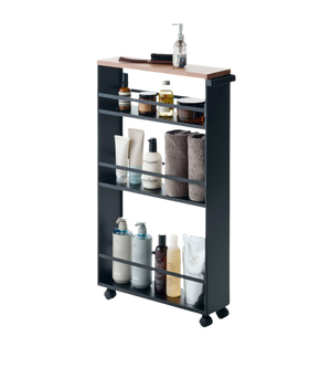 De TOWER-keukentrolley met handgreep van YAMAZAKI in zwart biedt stijlvolle opbergruimte voor flessen, handdoeken en zeepdispensers. Met vier planken en een houten blad zorgt hij voor een chique accent tegen een strakke, witte achtergrond.