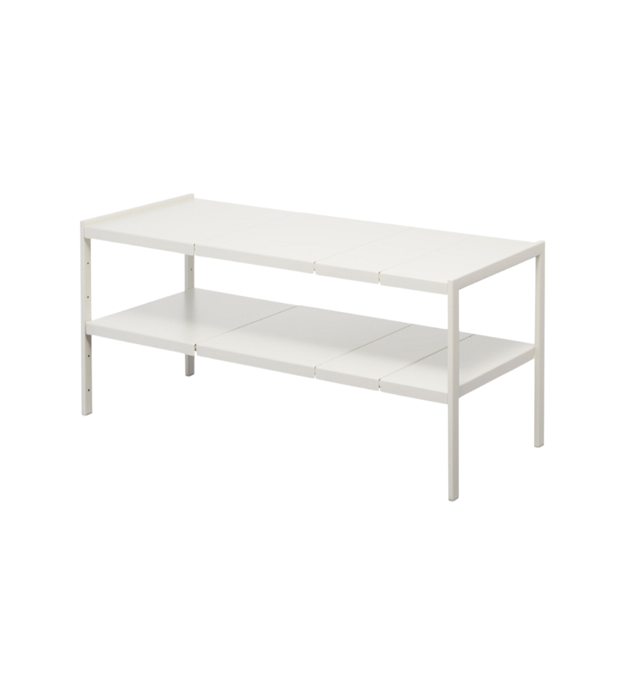De YAMAZAKI TOWER uitschuifbare kast - Wit is een minimalistische, rechthoekige metalen kast met een onderplank en vier rechte poten, die perfect dienst doet als opbergkast, afgebeeld tegen een eenvoudige witte achtergrond.