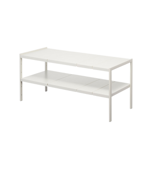 De YAMAZAKI TOWER uitschuifbare kast - Wit is een minimalistische, rechthoekige metalen kast met een onderplank en vier rechte poten, die perfect dienst doet als opbergkast, afgebeeld tegen een eenvoudige witte achtergrond.
