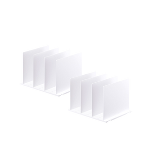 Twee sets YAMAZAKI TOWER tasorganizers in wit – set van 2 stuks – zijn in parallelle rijen op een lichte achtergrond geplaatst. Elke set heeft vier gelijkmatig verdeelde tabbladen, ideaal om ruimtebesparend te organiseren en vakjes voor spullen te creëren.
