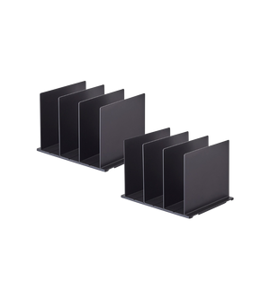 Twee YAMAZAKI TOWER tasorganizers in zwart (set van 2 stuks) met vier verticale vakken en verstelbare scheidingswanden staan naast elkaar op een witte achtergrond – ideaal om ruimtebesparend te organiseren.