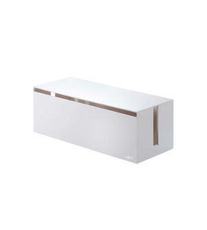 De YAMAZAKI WEB Kabelbox-Wit is een rechthoekige, witte organizer met een tijdloos ontwerp en een minimalistische uitstraling, voorzien van een horizontale gleuf – ideaal om je wirwar aan kabels op te ruimen of als moderne zakdoekenhouder.