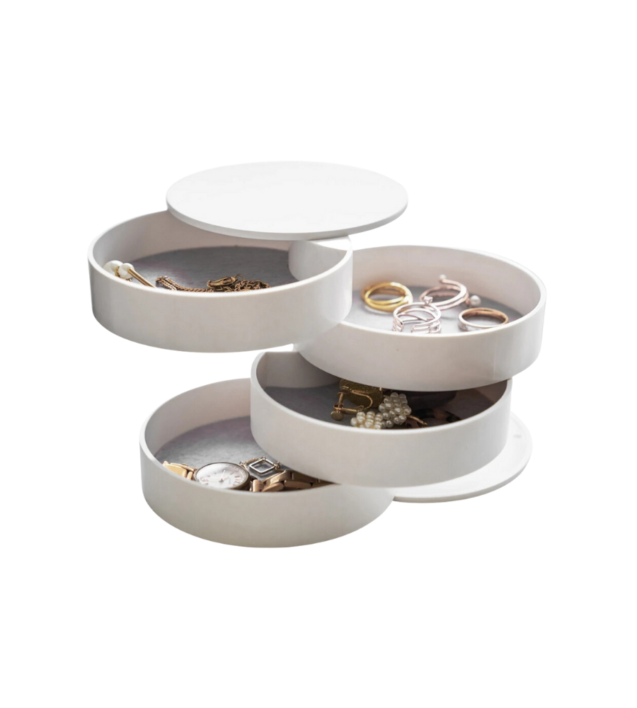 Een sierlijk sieradendoosje met torentjes toont vakjes met ringen, horloges en armbanden in een neutrale omgeving.
