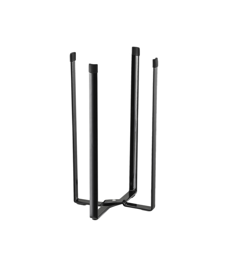 De YAMAZAKI TOWER multifunctionele standaard voor in de keuken – zwart, een driepotige standaard van zwart metaal met verticale stangen om cilindervormige voorwerpen op te zetten, wordt gepresenteerd tegen een eenvoudige witte achtergrond.