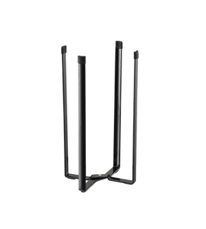 De YAMAZAKI TOWER multifunctionele standaard voor in de keuken – zwart, een driepotige standaard van zwart metaal met verticale stangen om cilindervormige voorwerpen op te zetten, wordt gepresenteerd tegen een eenvoudige witte achtergrond.
