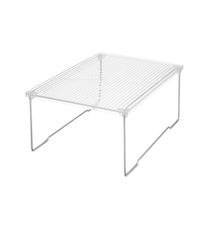 De LINUS - doorzichtige metalen rek van iDesign is een rek met vier poten dat perfect is om de ruimte in kasten of op werkbladen optimaal te benutten, en ideaal is voor het organiseren en extra opbergen. Afgebeeld tegen een witte achtergrond.