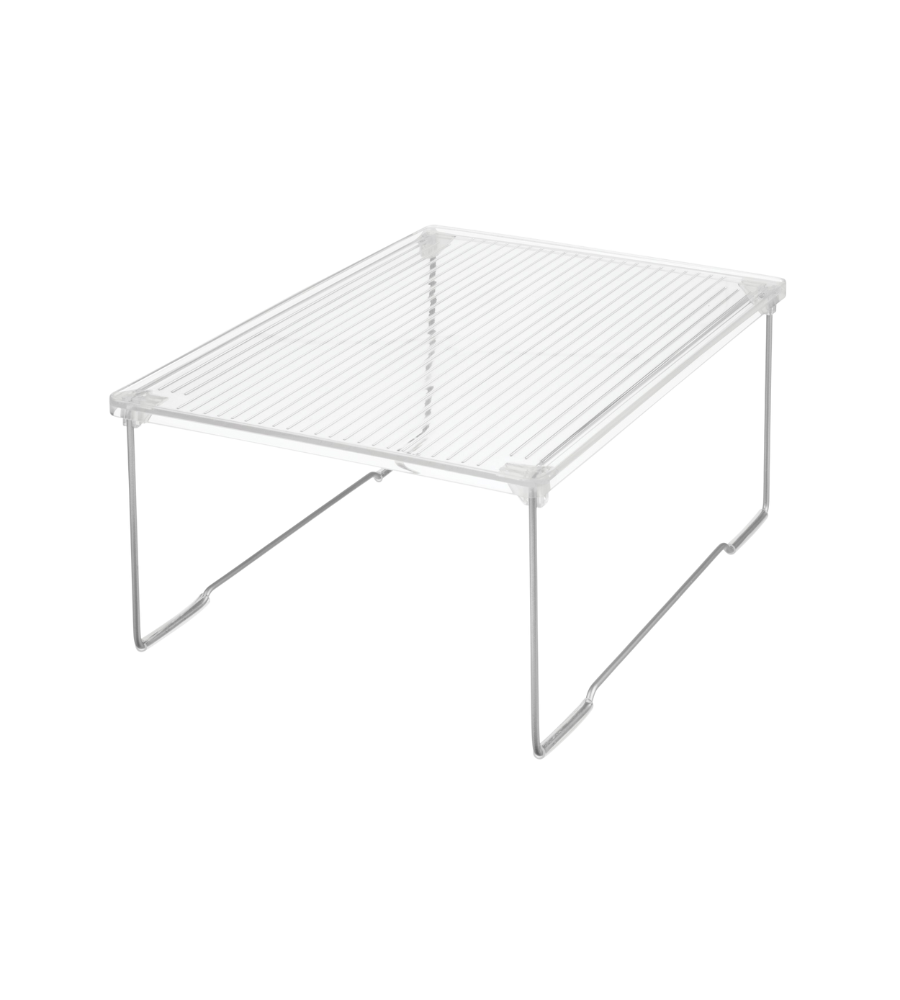 De LINUS - doorzichtige metalen rek van iDesign is een rek met vier poten dat perfect is om de ruimte in kasten of op werkbladen optimaal te benutten, en ideaal is voor het organiseren en extra opbergen. Afgebeeld tegen een witte achtergrond.