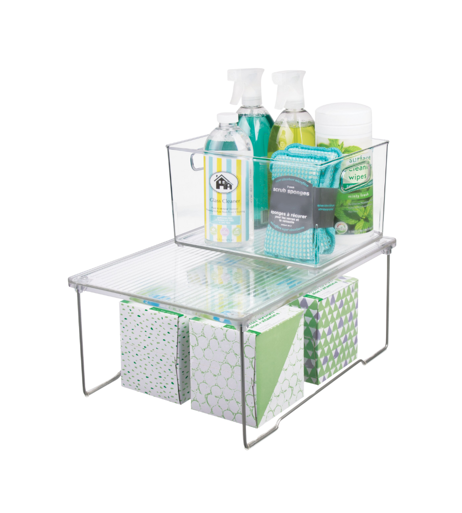 De iDesign LINUS - rekinzetstuk TRANSPARANT is een overzichtelijke, stapelbare organizer met twee niveaus, die ideaal is voor sprays, doekjes en tissueboxen – perfect om de ruimte optimaal te benutten en orde in de kast te houden.