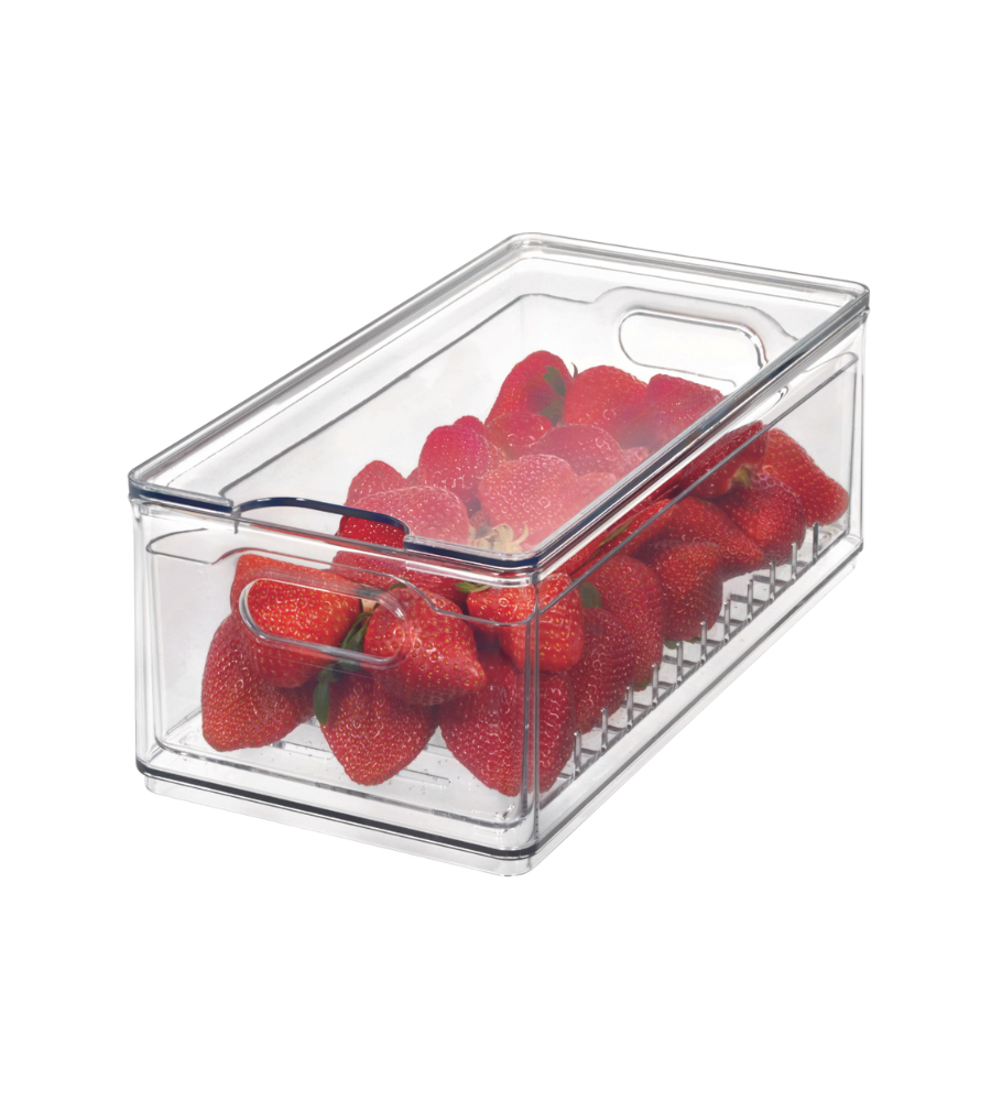 De iDesign HOME EDIT - Voedselbewaarbak TRANSPARANT - Berry Bin groot, een doorzichtige kunststof opbergbak met ingebouwde handgrepen en ventilatielamellen aan de onderkant, wordt gevuld met verse aardbeien.