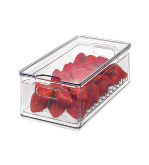 De iDesign HOME EDIT - Voedselbewaarbak TRANSPARANT - Berry Bin groot, een doorzichtige kunststof opbergbak met ingebouwde handgrepen en ventilatielamellen aan de onderkant, wordt gevuld met verse aardbeien.