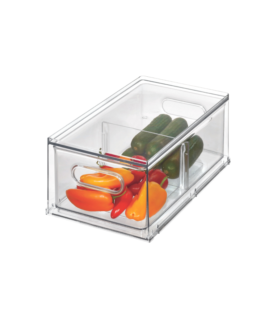 A HOME EDIT - Opbergdoos Fridge KLAR - met lade van iDesign, gevuld met kleine komkommers en kleurrijke paprika's, staat op een witte achtergrond.