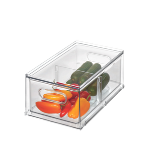 A HOME EDIT - Opbergdoos Fridge KLAR - met lade van iDesign, gevuld met kleine komkommers en kleurrijke paprika's, staat op een witte achtergrond.