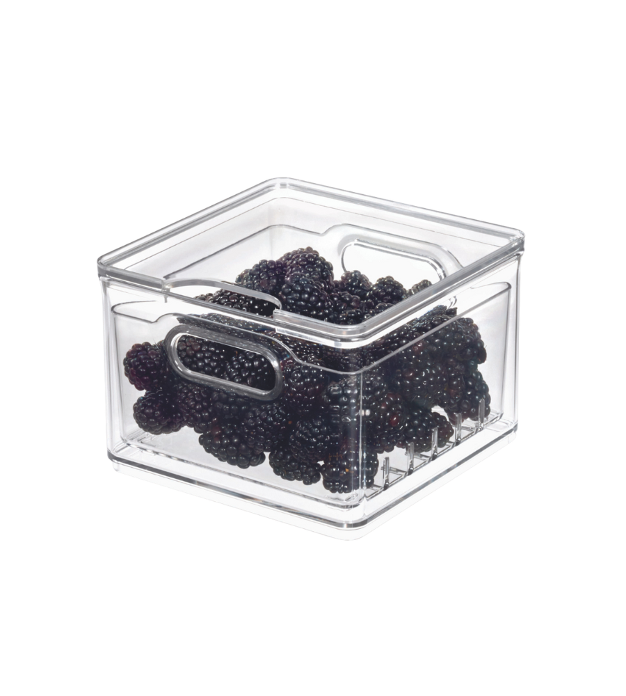 De iDesign HOME EDIT - Voedselbewaardoos TRANSPARANT - Berry Bin klein is een doorzichtige, BPA-vrije bak met ingebouwde handgrepen aan de zijkant, die je bessen langer vers houdt en makkelijk mee te nemen is.