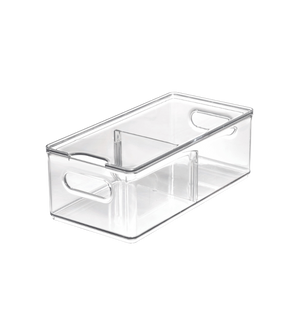 De iDesign HOME EDIT – opbergbak KLAR Fridge (2 vakken met deksel) is een doorzichtige, rechthoekige opbergbak met handgrepen aan de zijkanten en een interne scheidingswand, ideaal om je koelkast overzichtelijk te houden, afgebeeld op een witte achtergrond.
